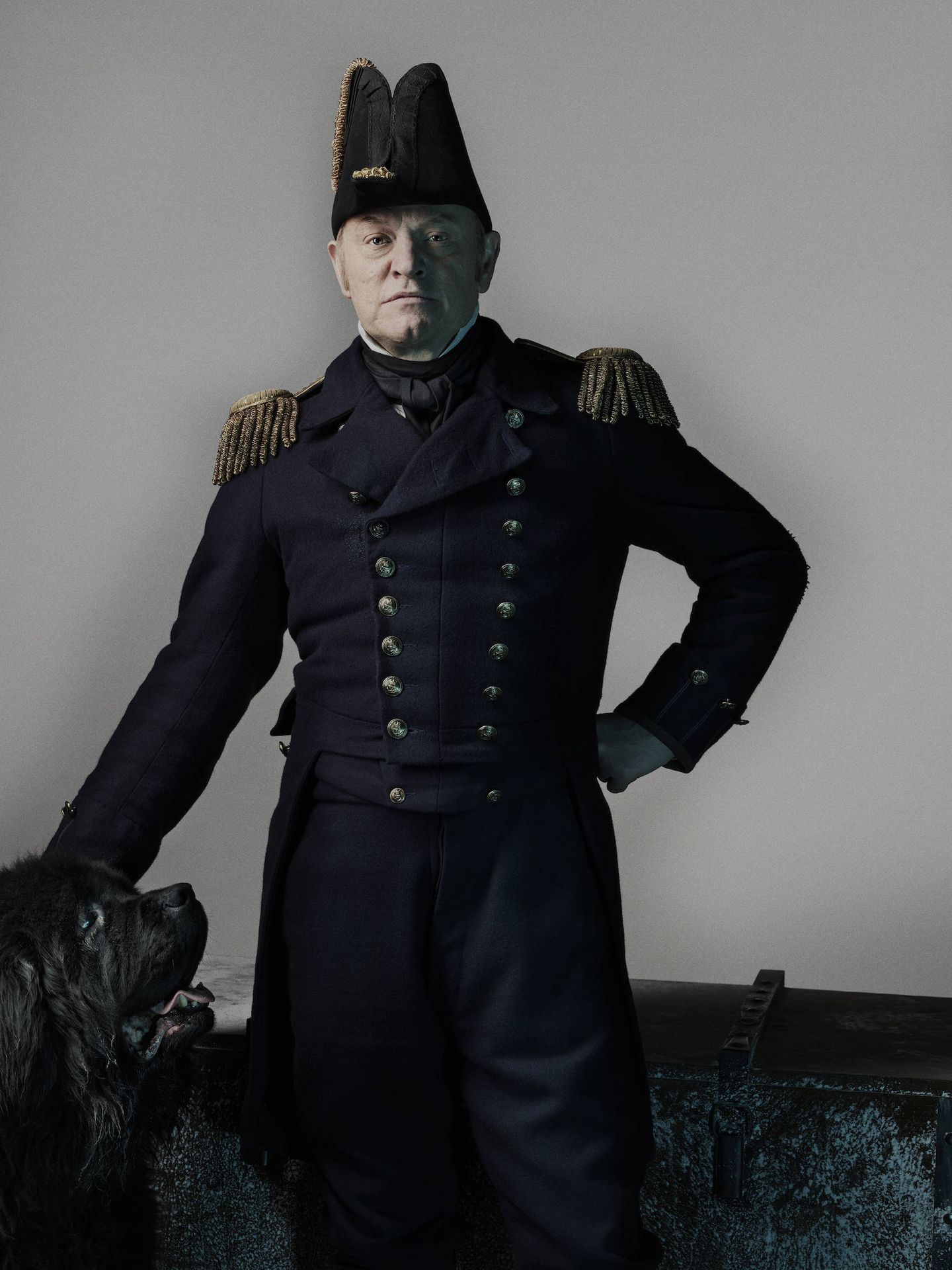 Harris caracterizado como el capitán Crozier. (AMC)