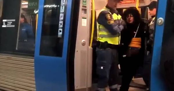 Foto: La mujer, mientras es arrastrada fuera del vagón por dos agentes de seguridad (Foto: Instagram)