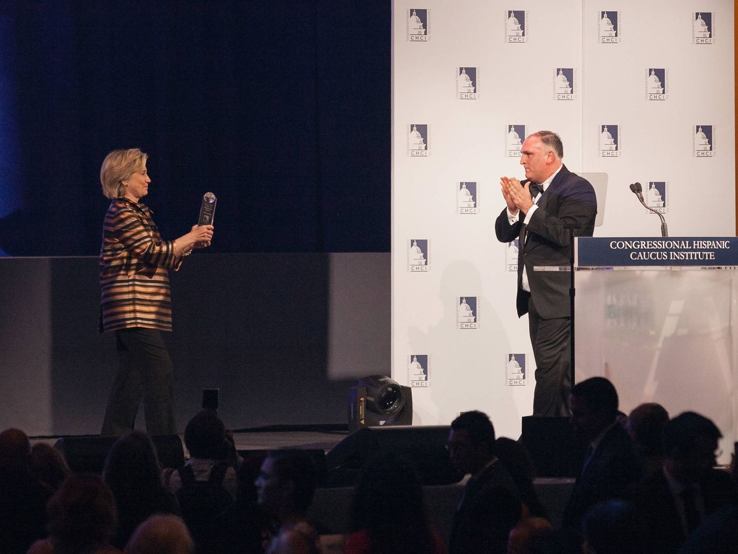 Hillary Clinton entregando un premio al chef en 2015. (Getty)