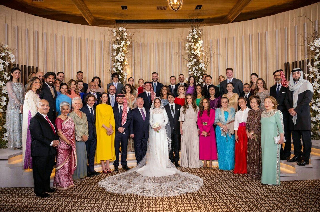 Miriam, a la derecha, en la foto de familia de la boda de Iman de Jordania. (Casa Real jordana)