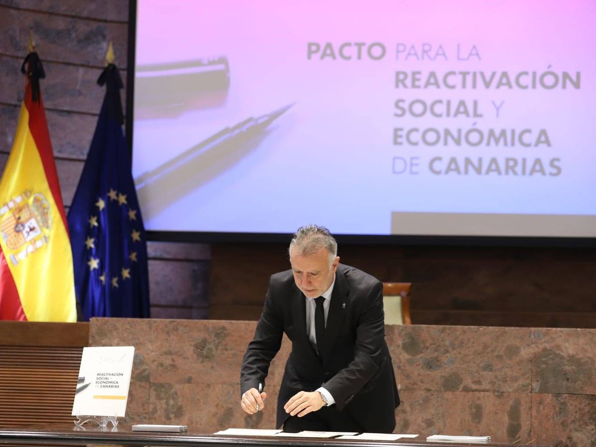 Foto: El presidente canario, Ángel Víctor Torres, firma el documento. (Gobierno de Canarias)