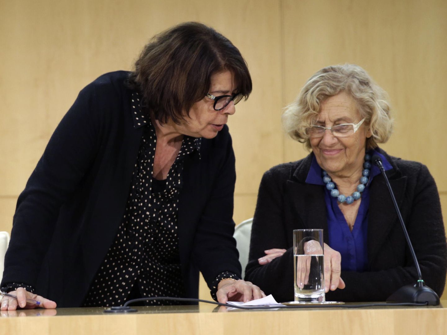 La alcaldesa de Madrid, Manuela Carmena, y la delegada del Área de Medio Ambiente y Movilidad, Inés Sabanés. (EFE)