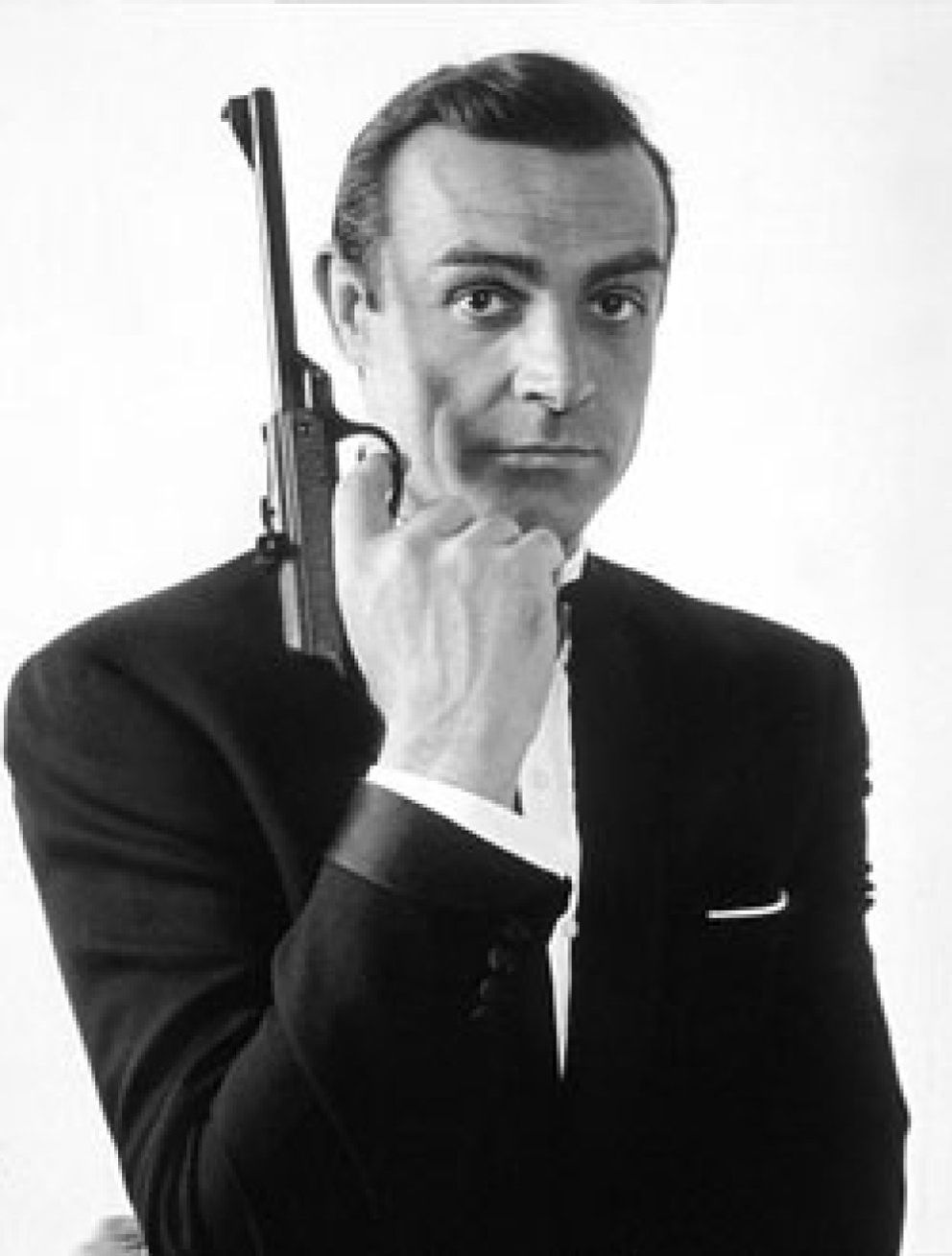 Foto: El escritor británico Sebastian Faulks mantendrá con vida al espía James Bond