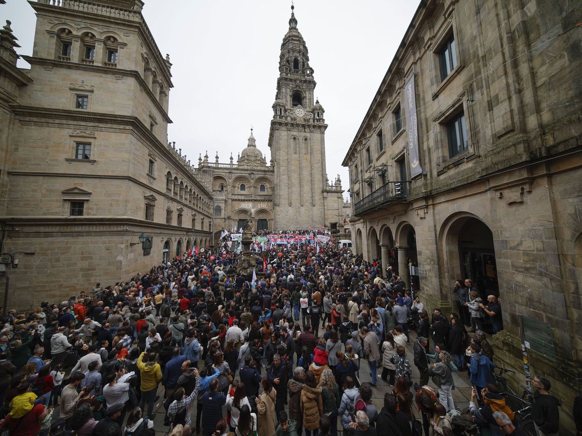 Foto: Vista de una manifestación del sindicato CIG-Ensino sobre el nuevo acuerdo de las condiciones laborales docentes. (EFE/Lavandeira)