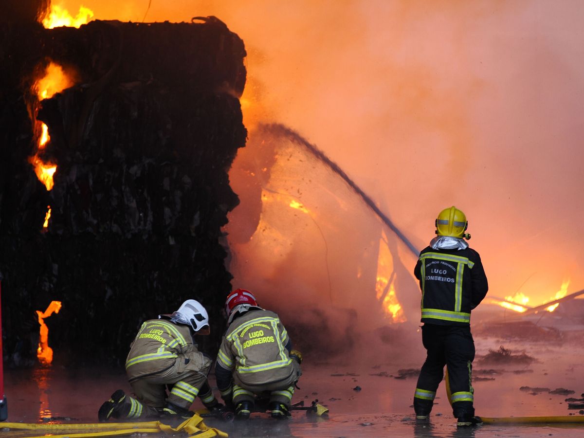 Foto: Vista de una operación de los bomberos en Lugo. (EFE/Eliseo Trigo)