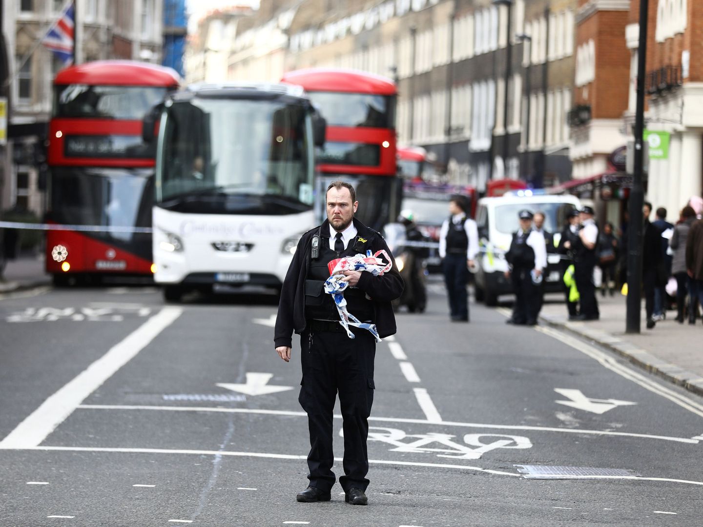 La policía registra la sede de Cambridge Analytica en Londres. (Reuters)
