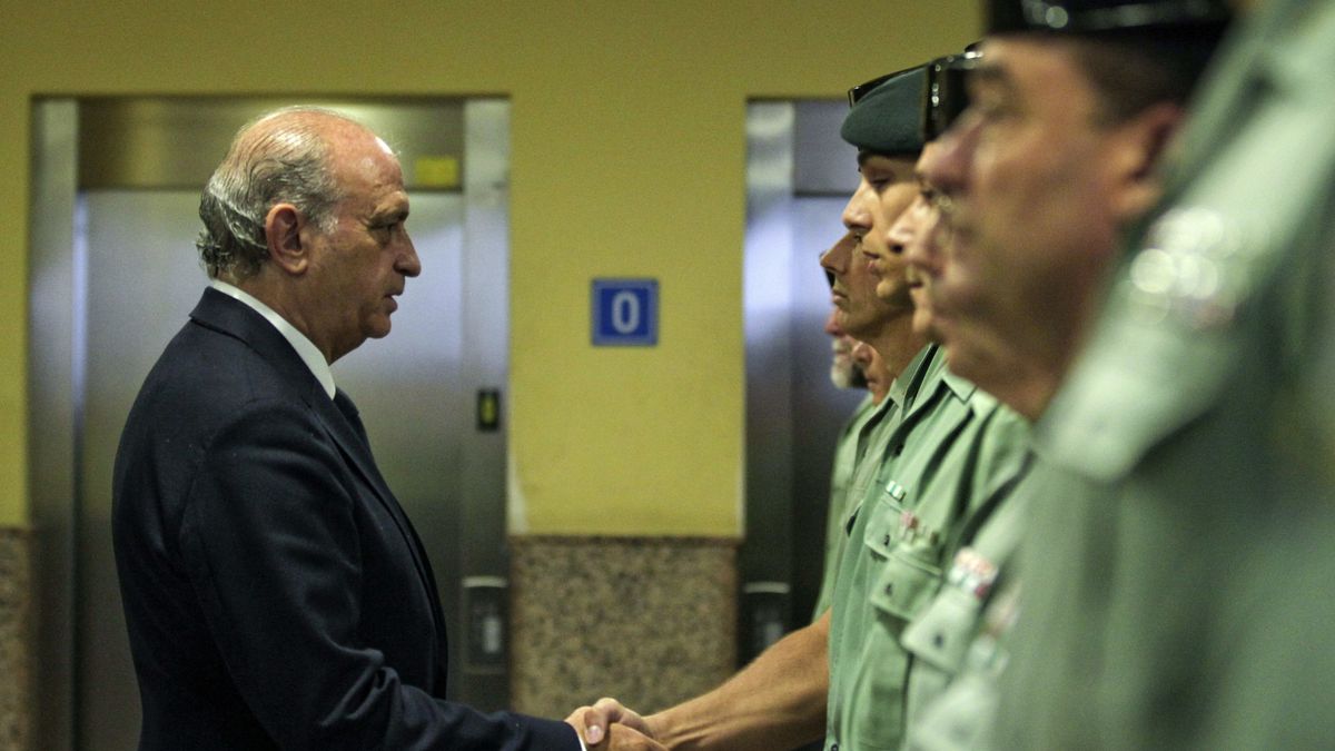Fernández Díaz se disculpa en privado con la Guardia Civil por la filtración a ETA