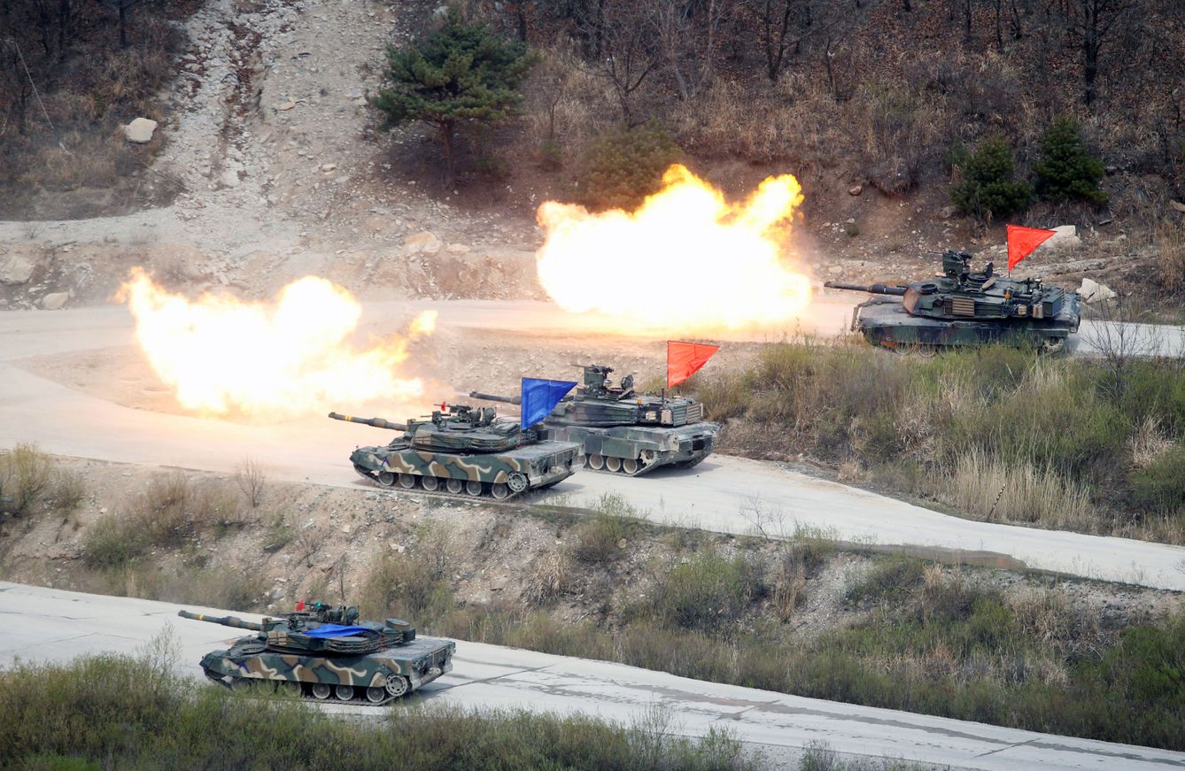 Carros de combate del ejército de Corea del Sur participan en unas maniobras militares junto al ejército de Estados Unidos. (Reuters)