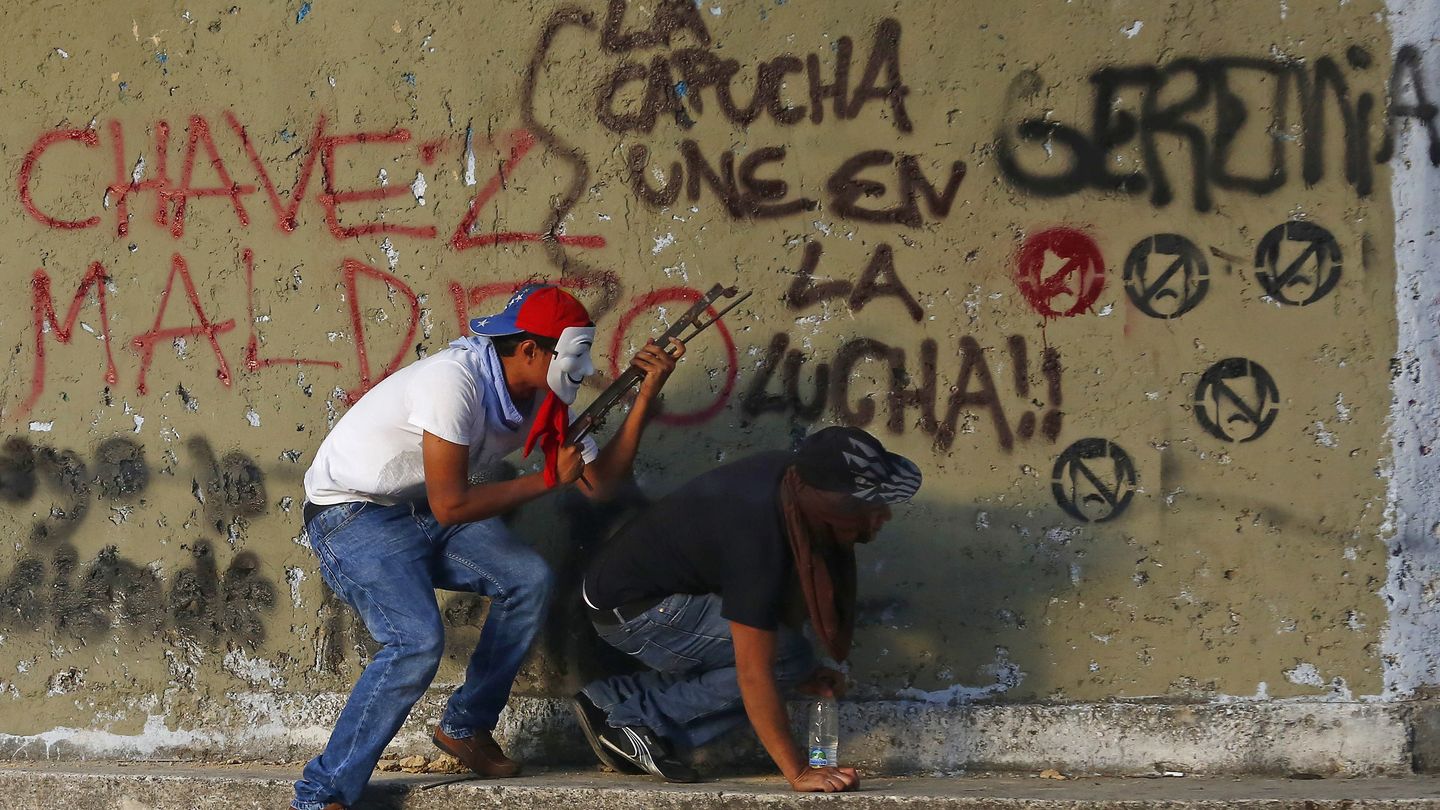 Opositores se enfrentan a la policía durante las protestas celebradas en Caracas (Reuters).