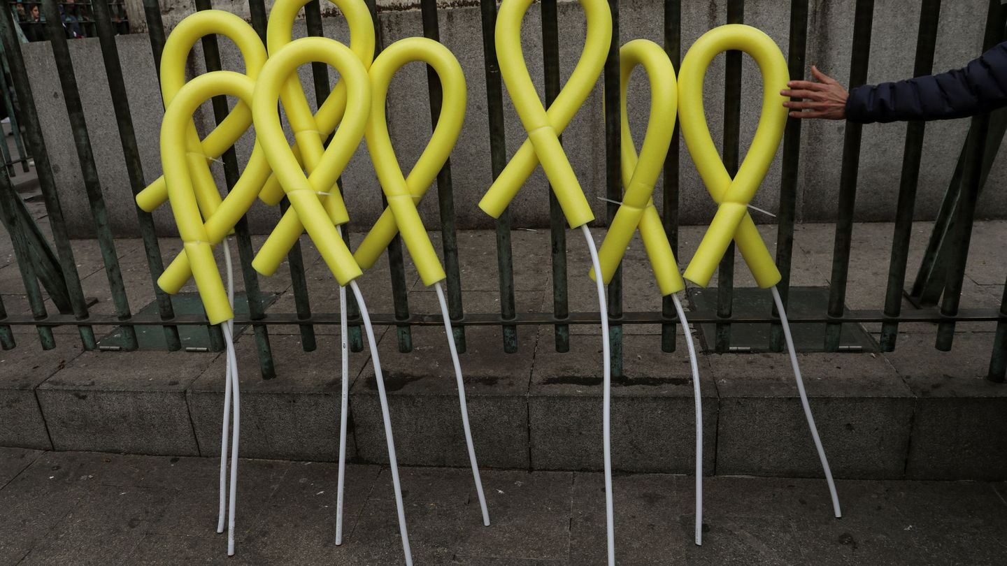 Lazos amarillos en homenaje a los políticos presos durante una manifestación en Madrid. (EFE)