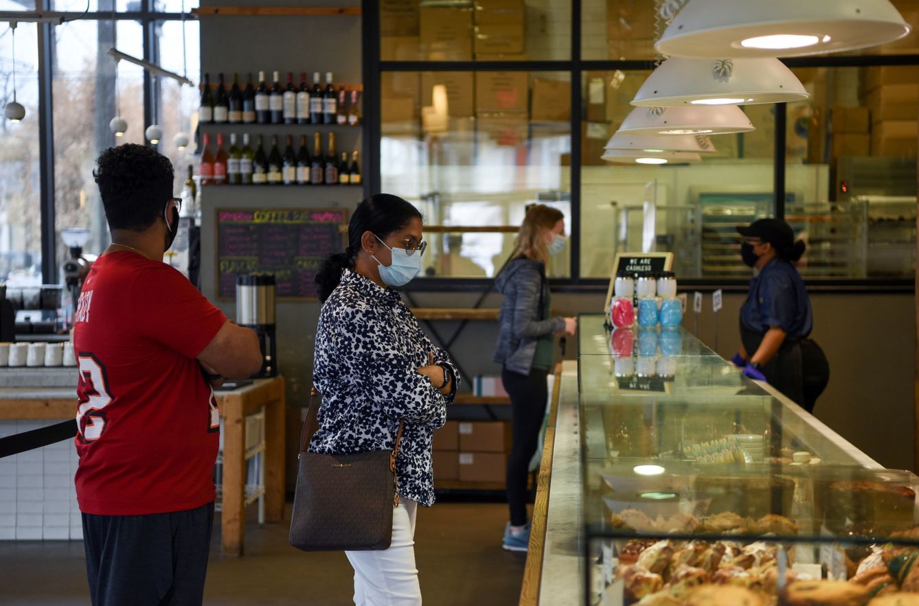 Una panadería en Texas, estado que acaba de levantar las restricciones y quitar la obligación de llevar mascarilla. (Reuters)