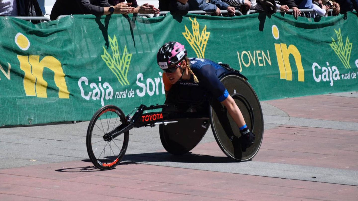 Eva Moral con su 'handbike' en una prueba disputada en Soria.