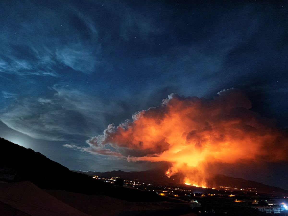 Foto: Vista del volcán de Cumbre Vieja en erupción. (EFE Miguel Calero)