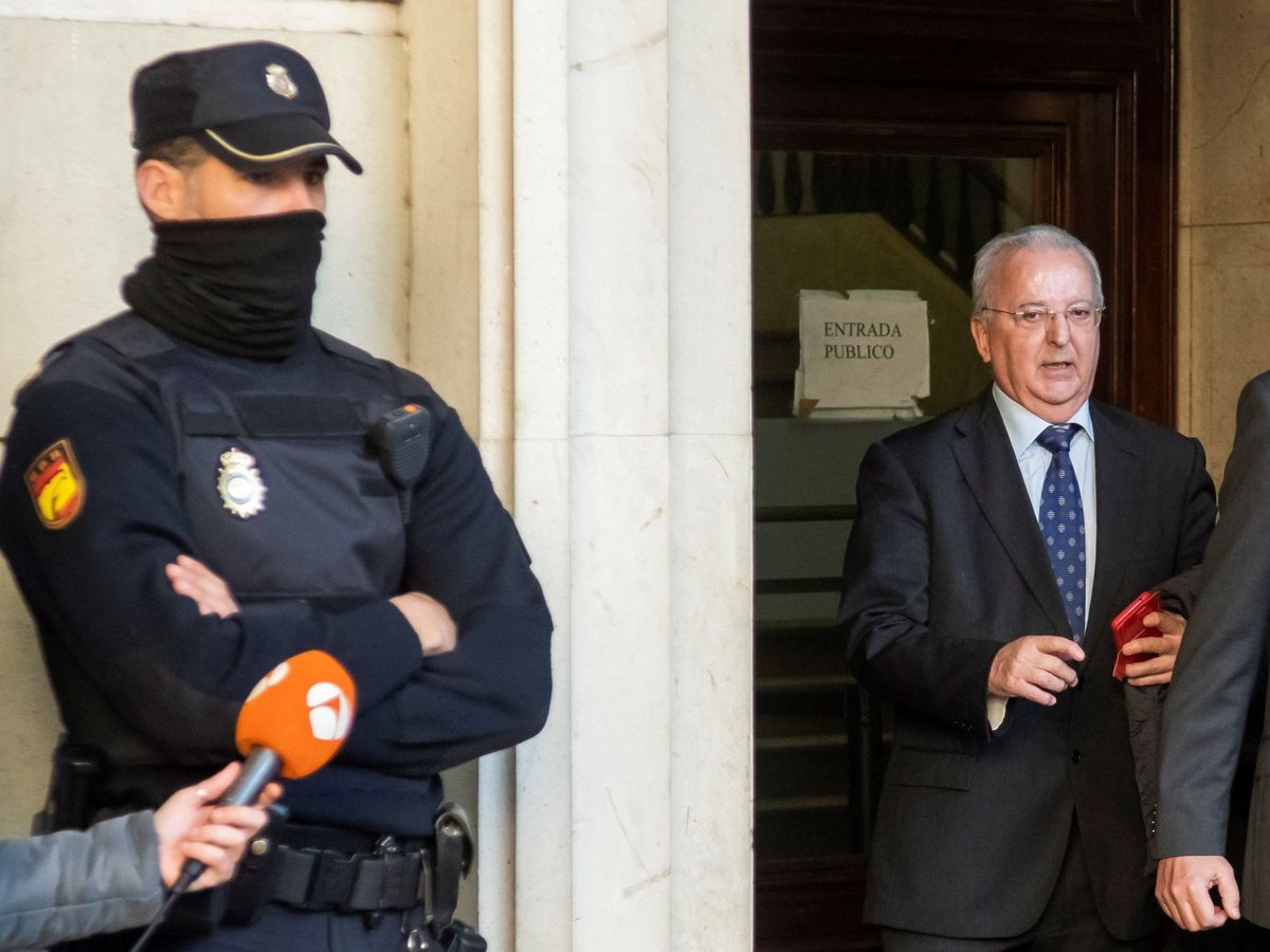 Foto: El exconsejero andaluz de Empleo Antonio Fernández, saliendo de los juzgados de Sevilla. (EFE/Raúl Caro)