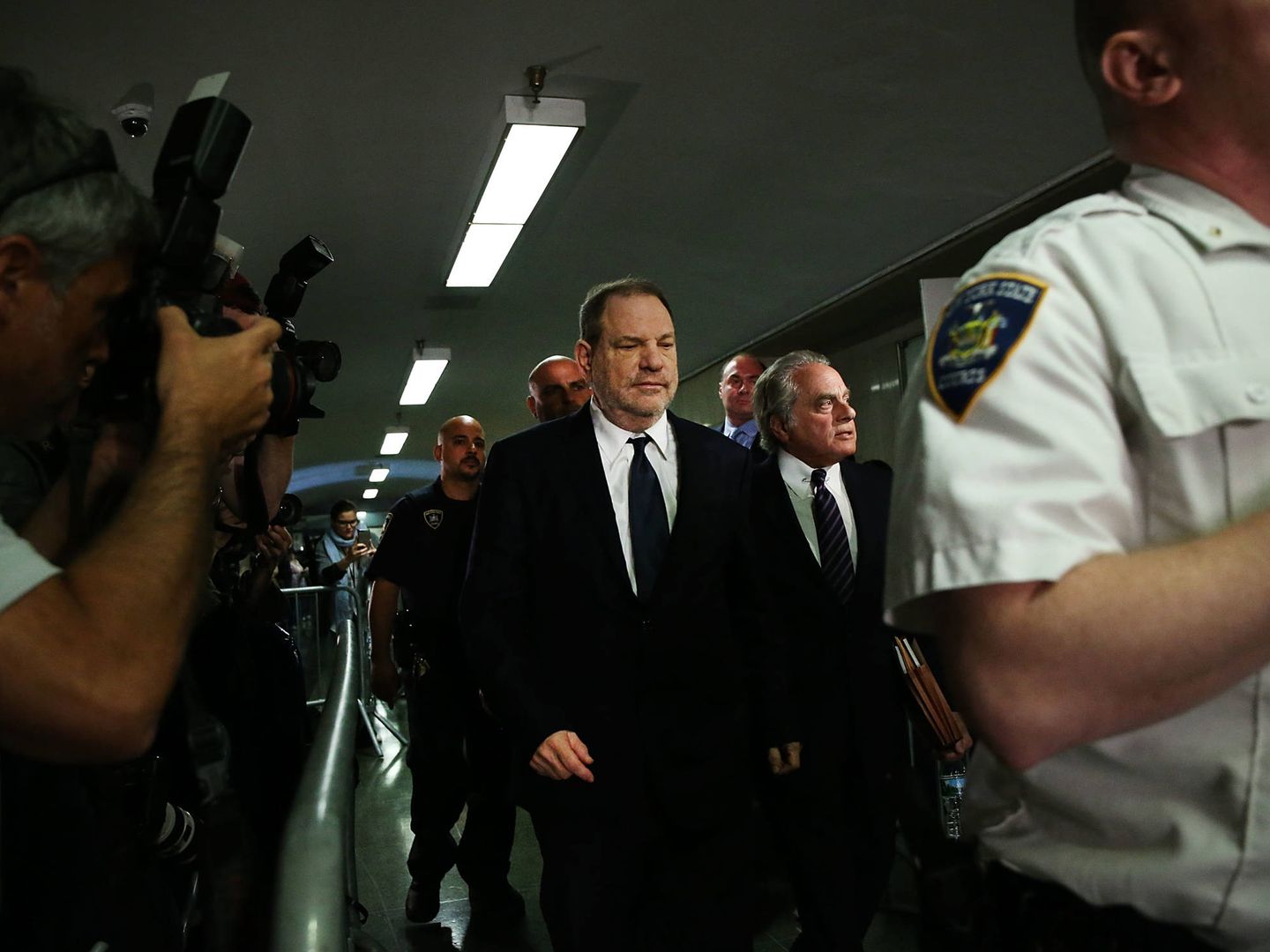 Weinstein, rodeado de policía y prensa. (Getty)