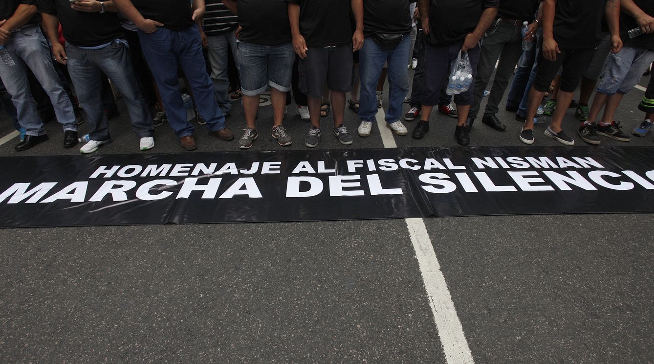Foto: Manifestantes durante la marcha en silencio en homenaje al fiscal Alberto Nisman celebrada en Buenos Aires el 18 de febrero (Reuters).
