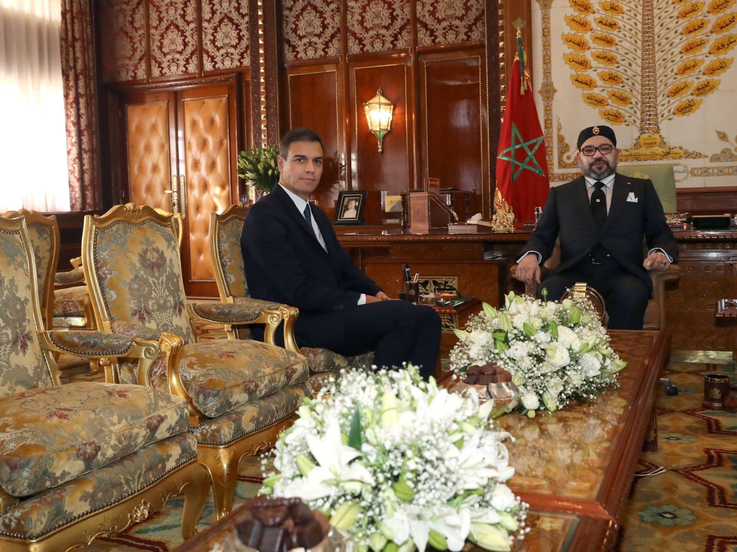 El presidente del Gobierno español, Pedro Sánchez (i), y Mohamed VI de Marruecos. (EFE/Ballesteros)