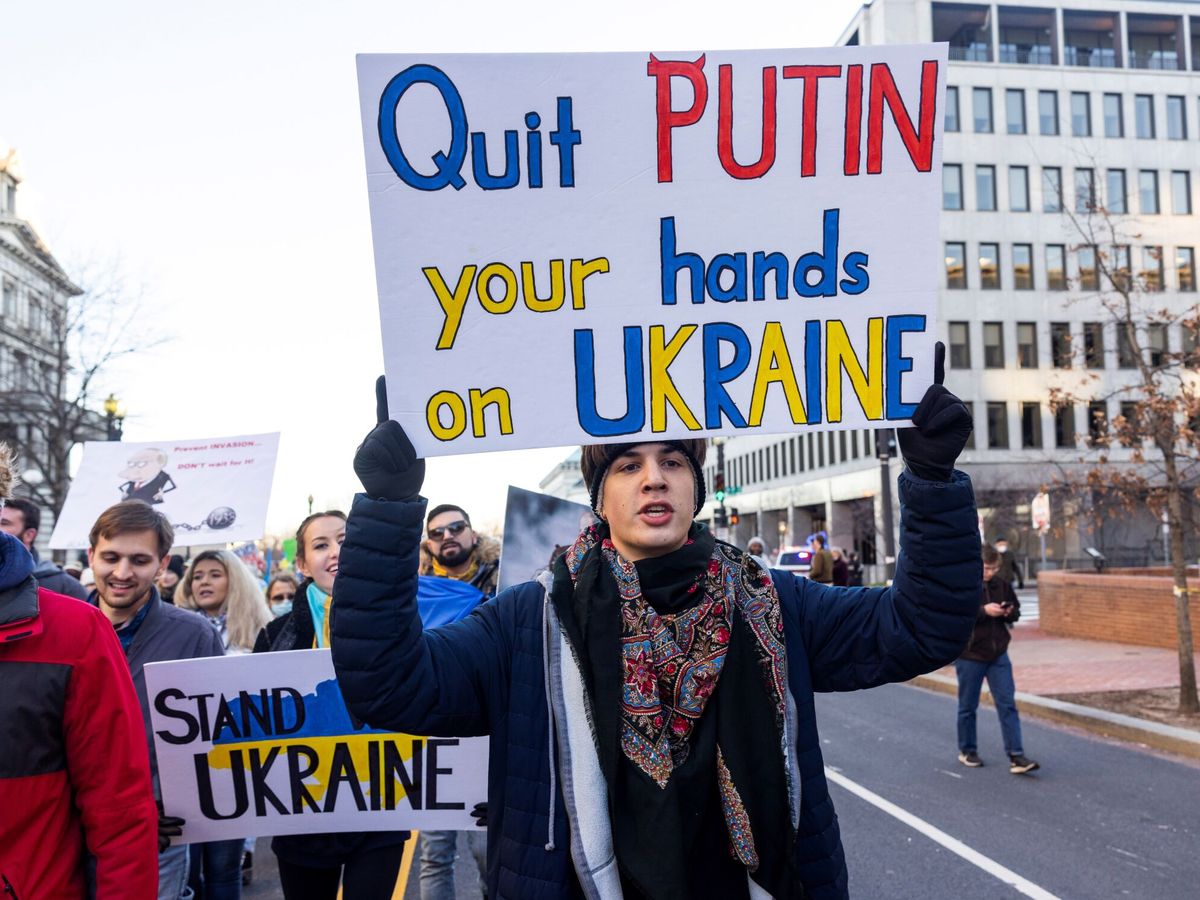 Foto: Ciudadanos ucranianos en Estados Unidos se manifiestan en contra de Vladimir Putin y el Gobierno ruso (EFE/EPA/Scalzo)