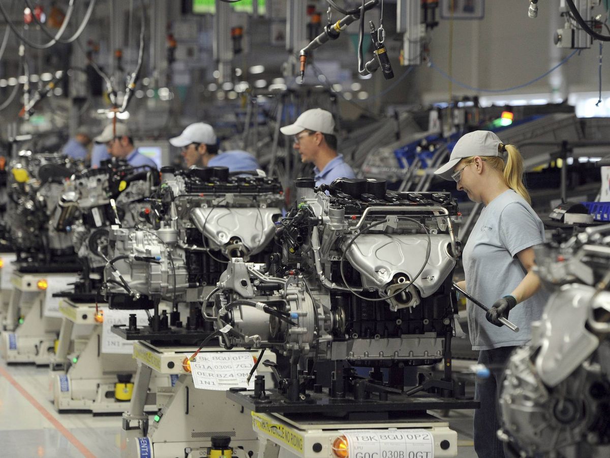 Foto: Trabajadores en la cadena de montaje de una planta de automóviles. (EFE)