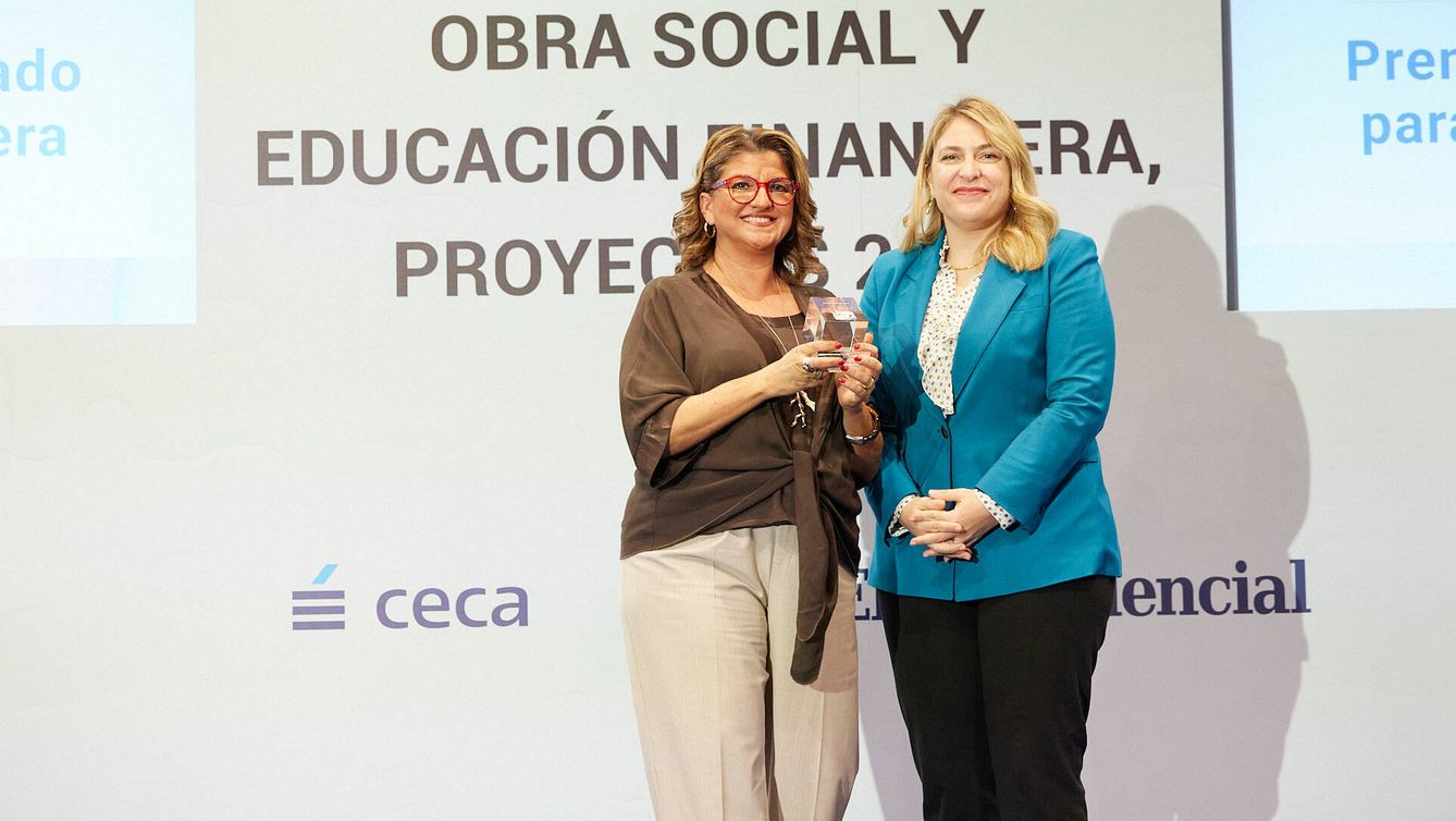 Mayte Santos (Fundación Ibercaja) recibe el premio de manos de Mónica Malo (CECA).