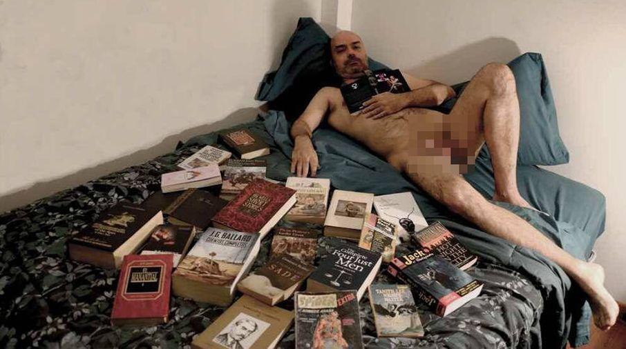 Hernán Migoya posando con un ejemplar de 'Putas os quiero'. (Susan Frances Campos) 