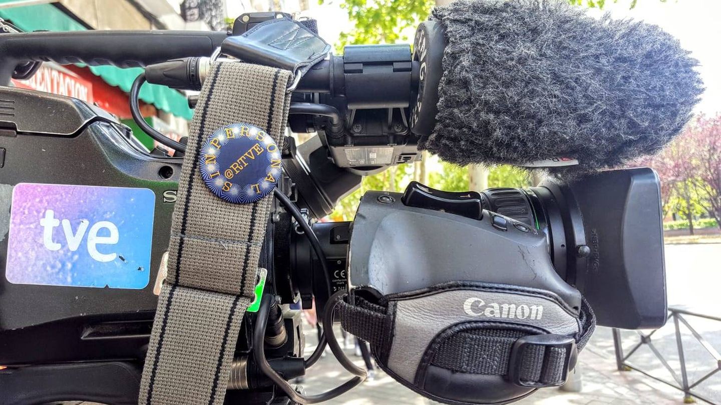 Una cámara de RTVE, con la chapa de 'RTVE Sin Personal'. (#LosMiércolesLoPeto)