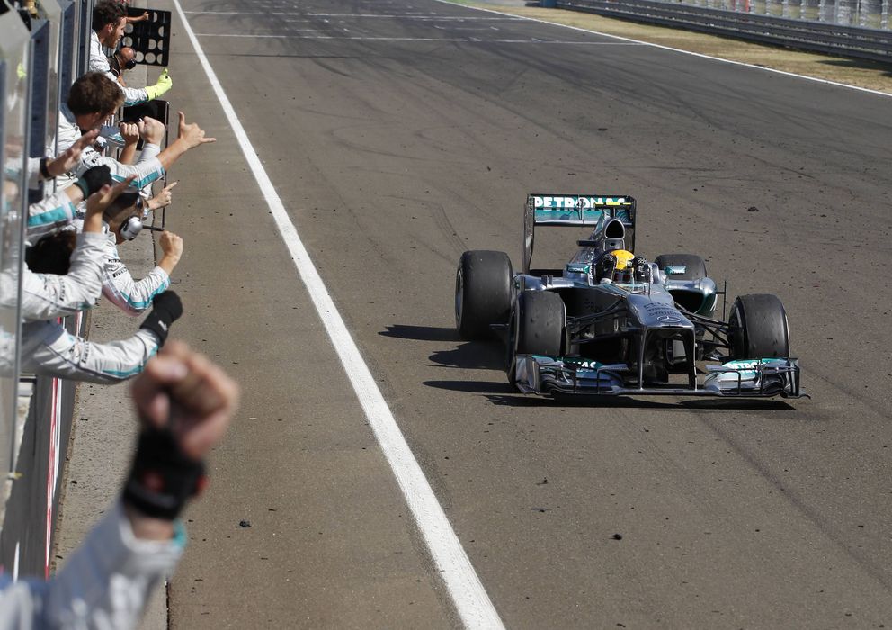 Foto: Hamilton cruzando la meta de Hungaroring