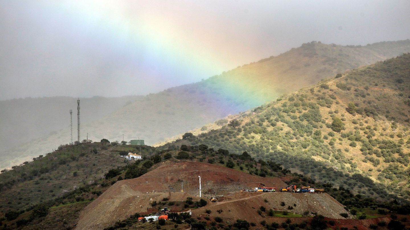 Un arcoíris aparece sobre el cerro de Totalán, Málaga. (EFE)