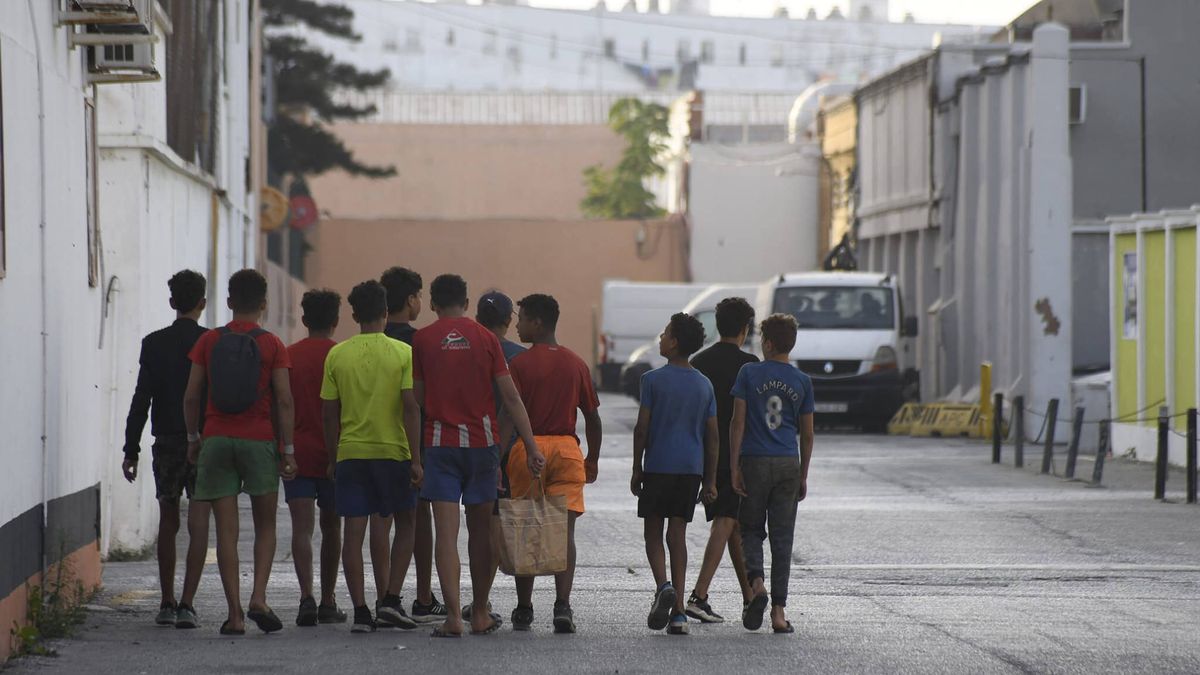 El proceso de devolución vuelve a llenar las calles de Ceuta de niños 'sin techo'