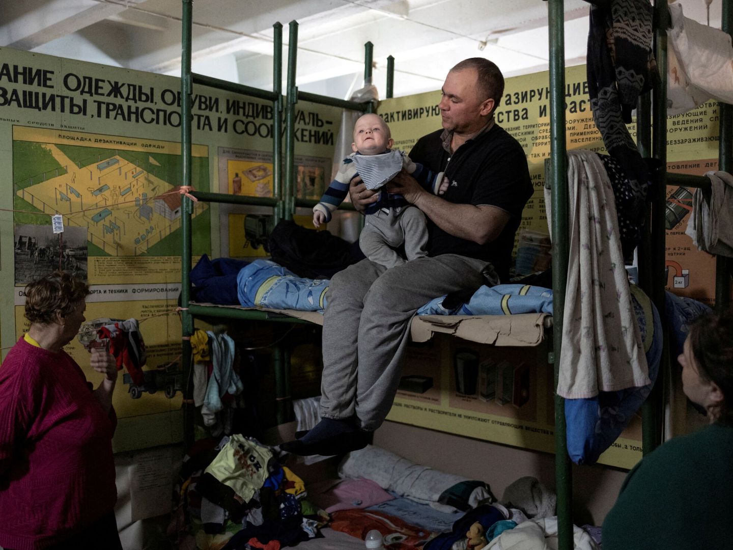 Un hombre con su hijo dentro de la planta de Azot, donde se refugiaban de un bombardeo, el pasado 16 de abril. (Reuters/Marko Djurica)