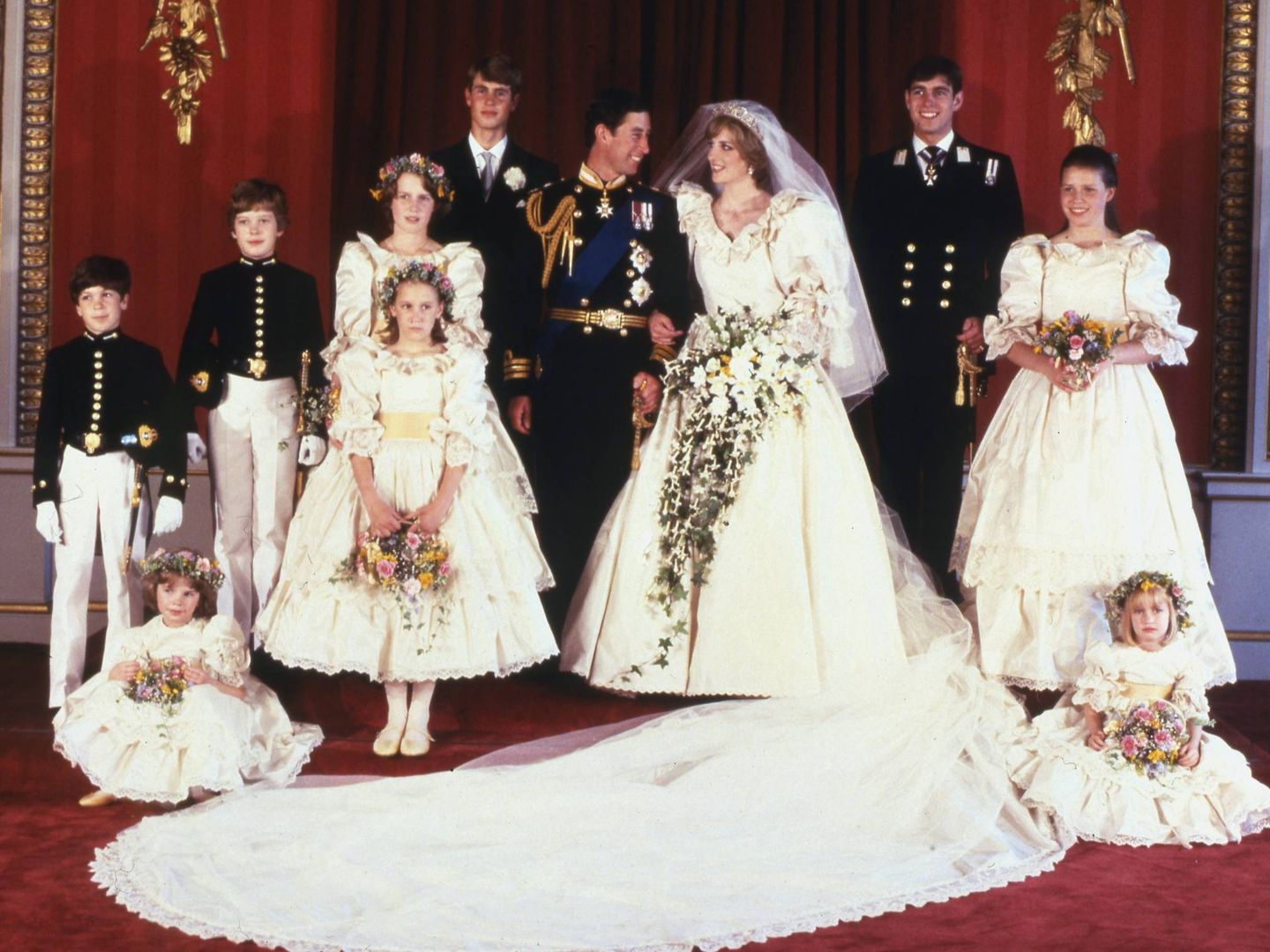 Lady Di y el príncipe Carlos con sus damas de honor. India Hicks posa a la derecha del novio. (Cordon Press)