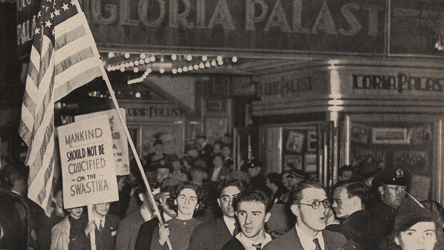 La abuela del escritor, bandera en mano, en una manifestación antifascista