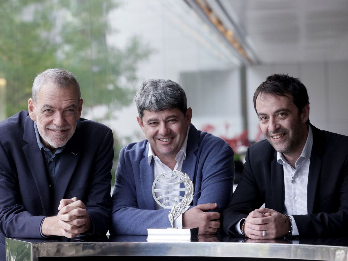 Foto: Jorge Díaz, Antonio Mercero y Agustín Martínez (alias Carmen Mola) posan tras ganar el Premio Planeta.