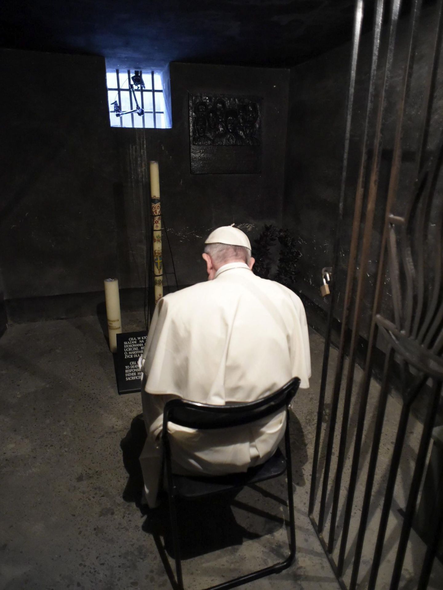 El papa Francisco reza en la celda subterránea en la que murió de inanición Maximilian Kolbe. (EFE)