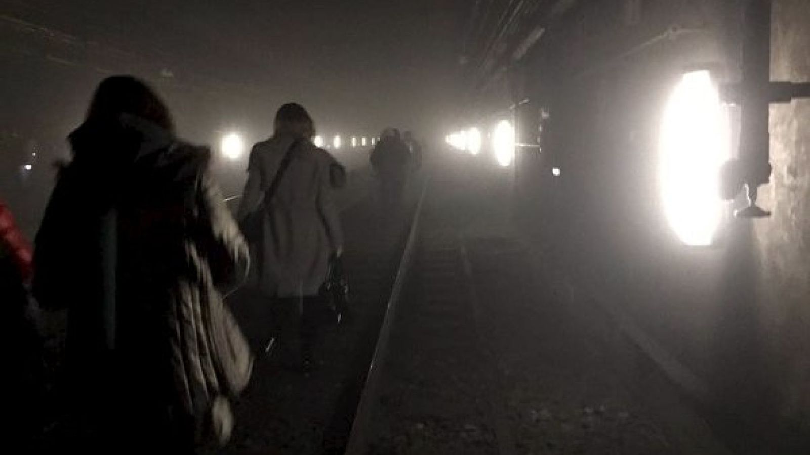 Foto: Pasajeros del metro son evacuados tras la explosión de la estación de Maelbeek en Bruselas, este 22 de marzo. (Reuters)