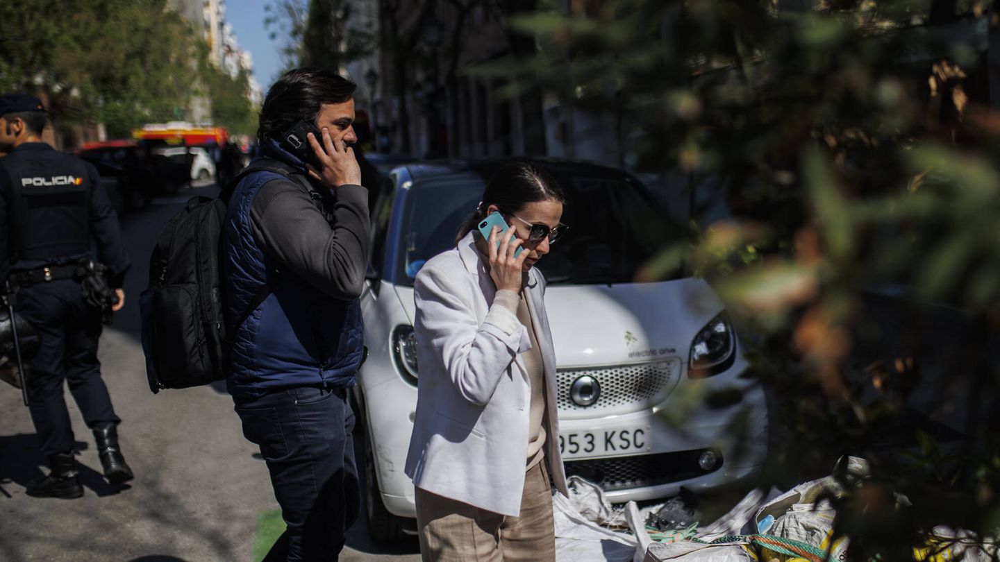 Una vecina habla por teléfono tras la explosión producida en un edificio de la Calle General Pardiñas, en el Barrio de Salamanca de Madrid. (Alejandro Martínez Vélez)