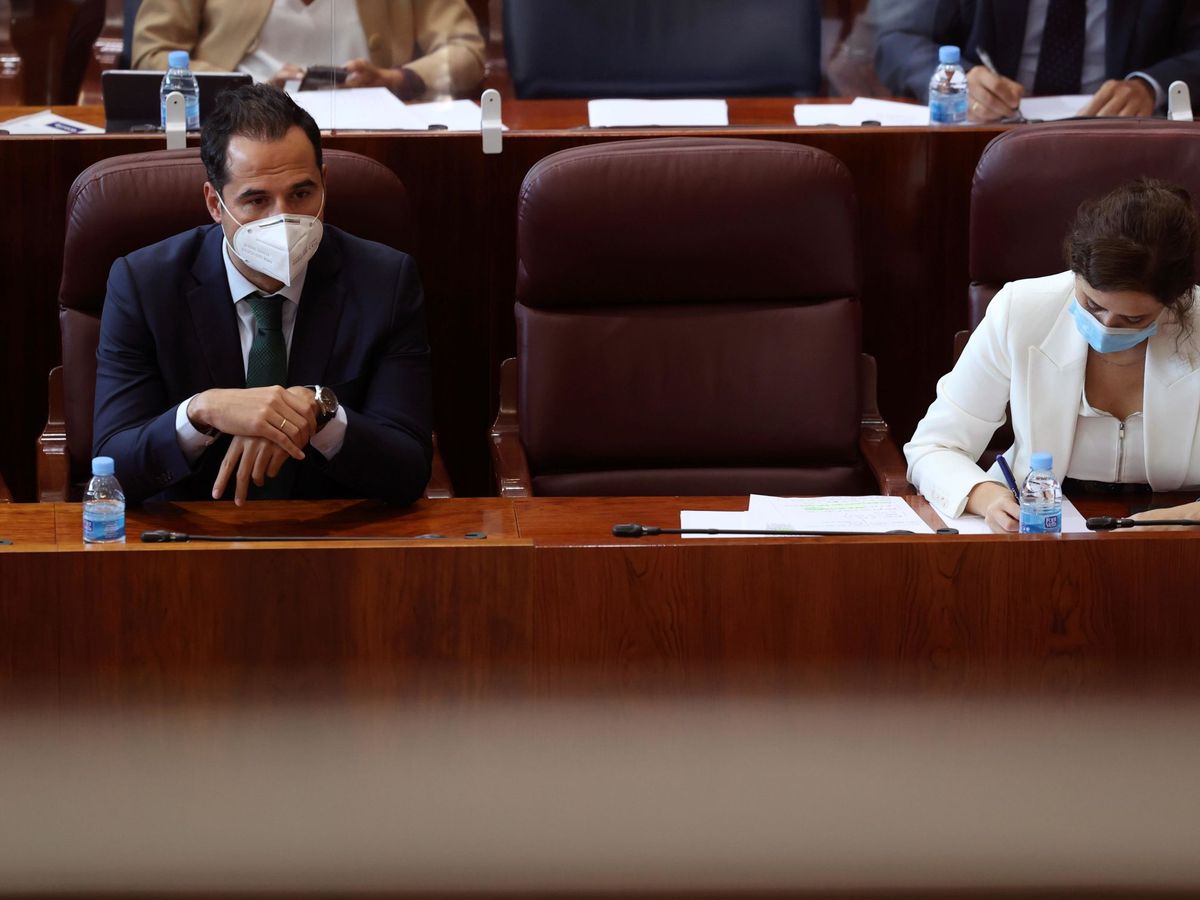 Foto: Aguado y Ayuso, en la sesión del martes en la Asamblea. (EFE)