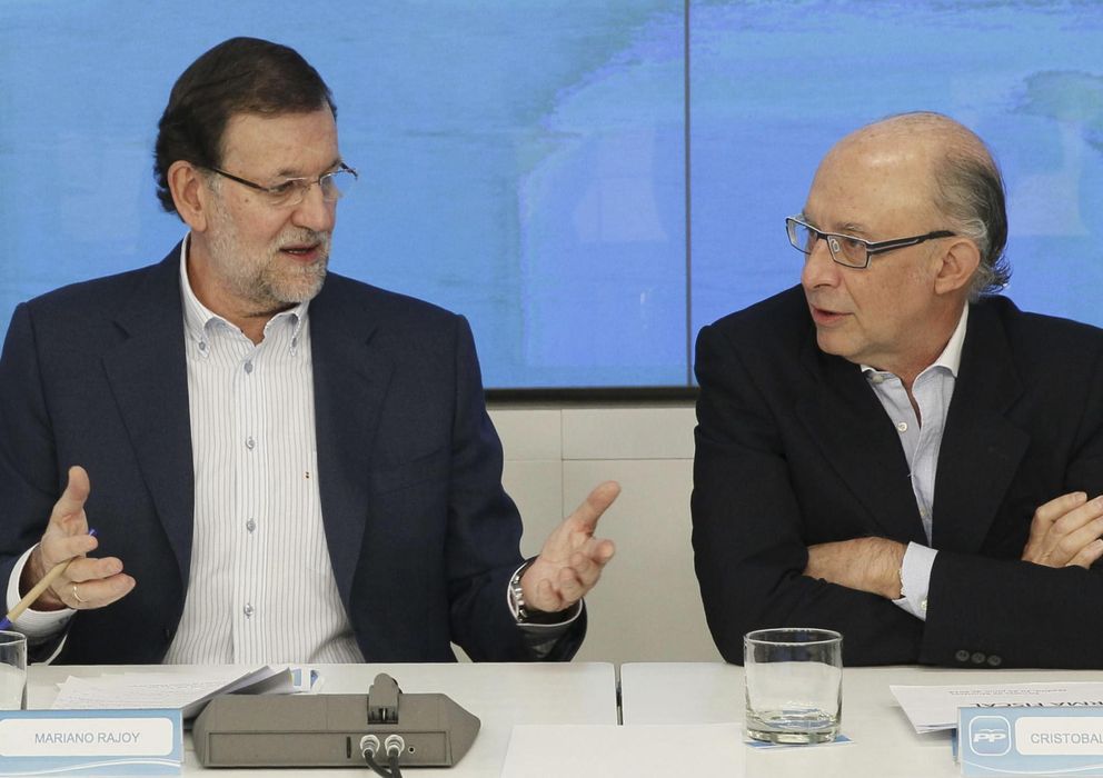 Foto: Mariano Rajoy explica en la sede del PP la reforma fiscal, junto con Cristóbal Montoro. (EFE)