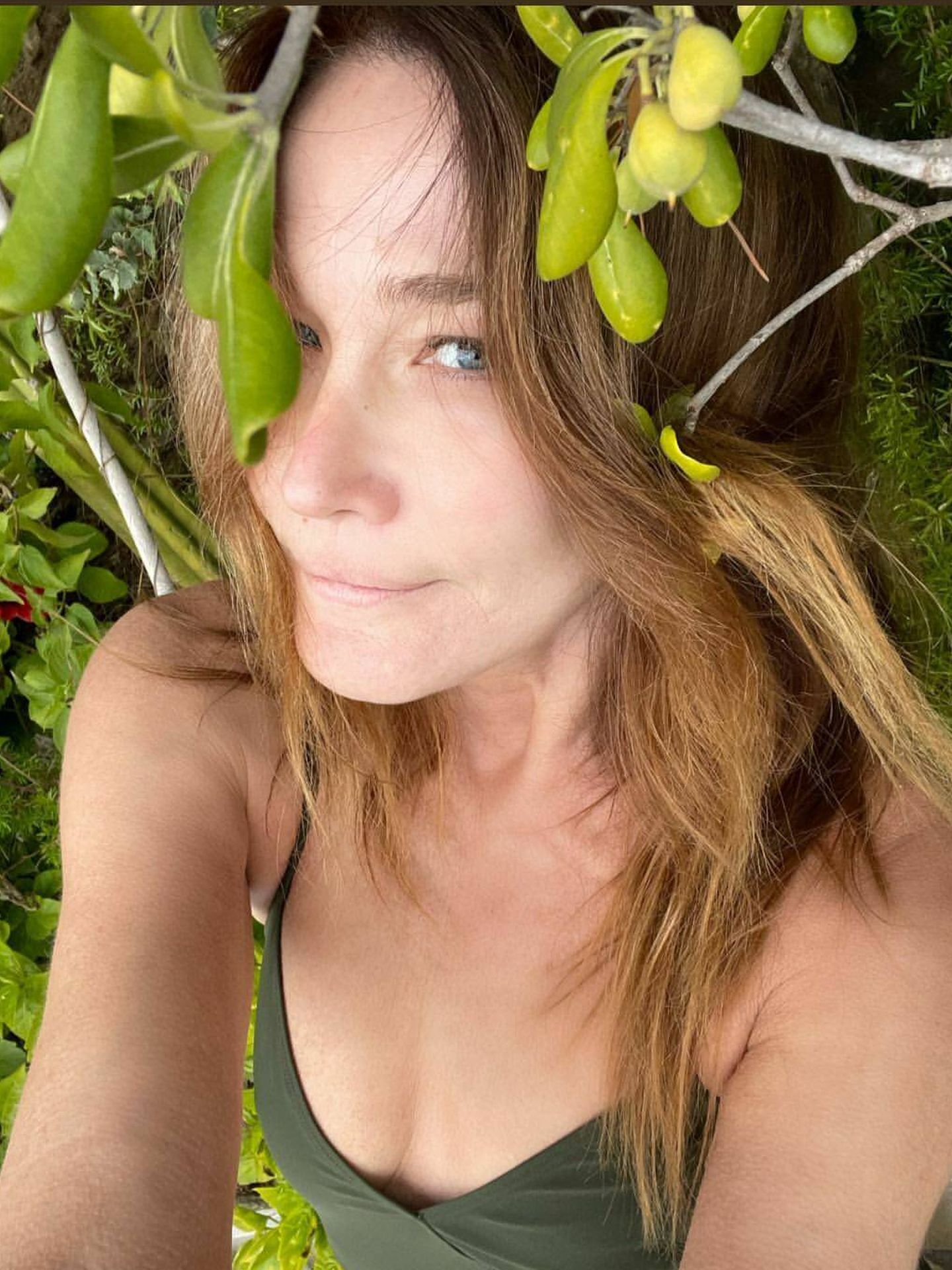 El último selfie de Carla Bruni, en su jardín y al natural. (Instagram @carlabruni)