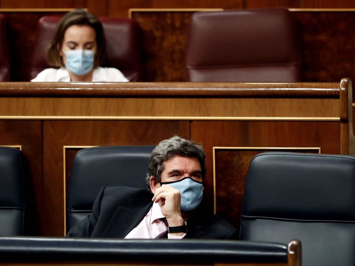 Foto: El ministro de Inclusión, Seguridad Social y Migraciones, José Luis Escrivá, en el pleno del Congreso. (EFE)