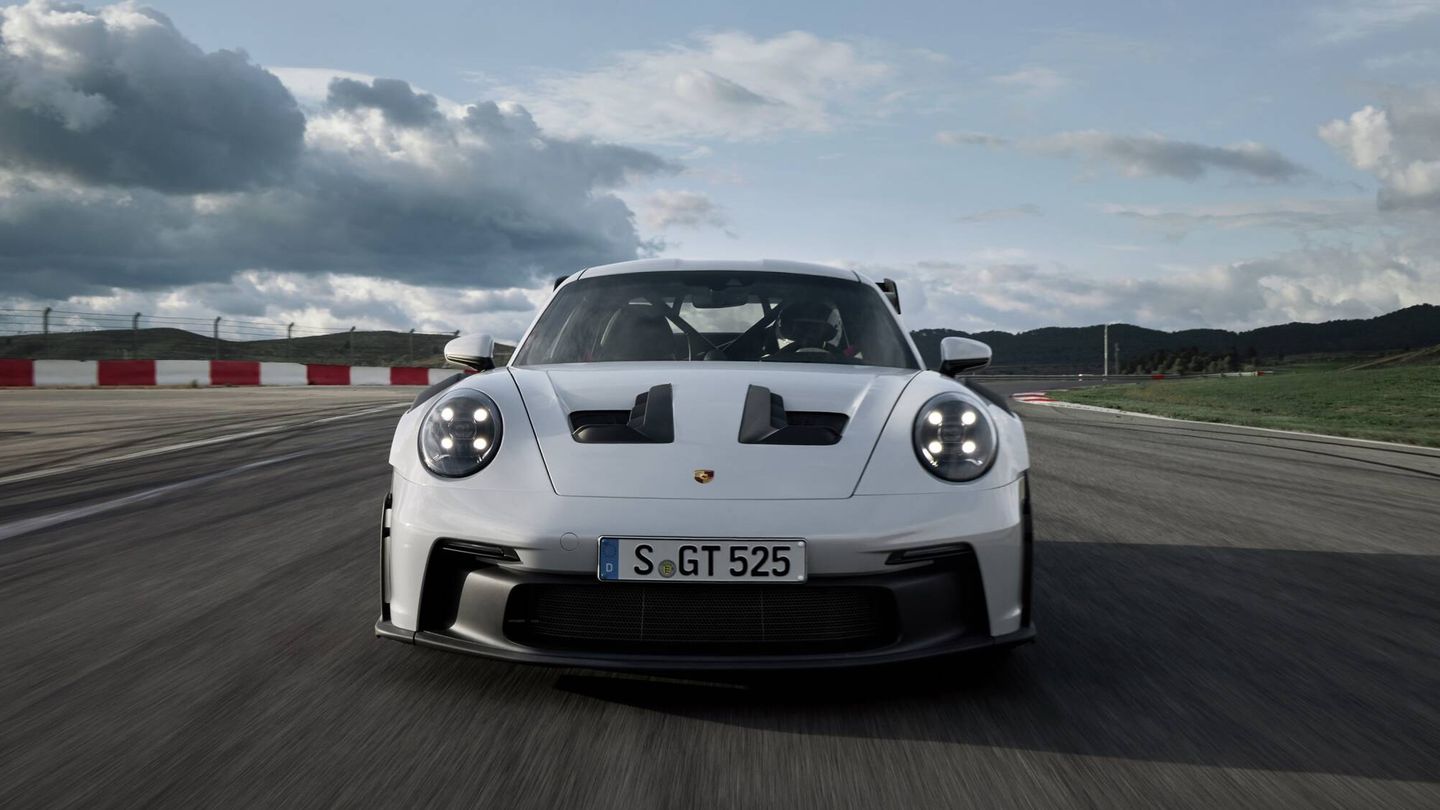 Porsche ha optado por un nuevo concepto de radiador central, alojado donde iría el maletero.