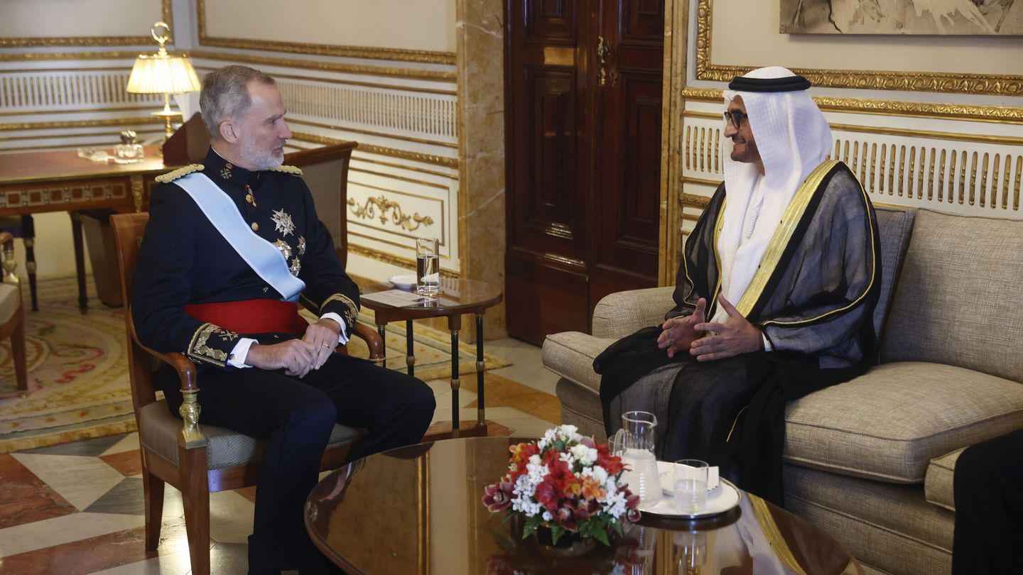 El rey Felipe VI recibe en audiencia al embajador de Emiratos Árabes en España, Omar Obaid al Shamsi. (EFE)