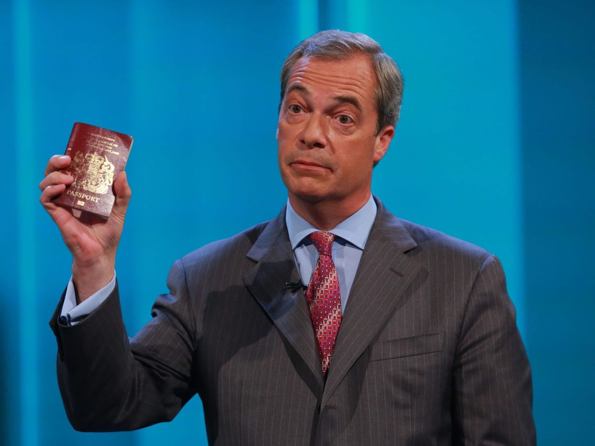 Foto: Nigel Farage muestra un pasaporte británico durante la campaña del Brexit previa al referéndum. (EFE)