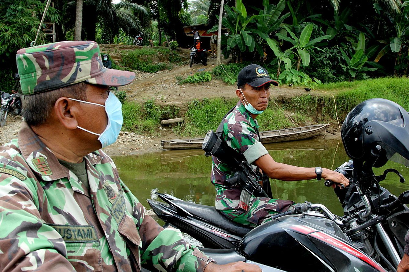 Guardas forestales patrullan los caminos de Gunung Leuser, en Indonesia (Foto: L. Villadiego)