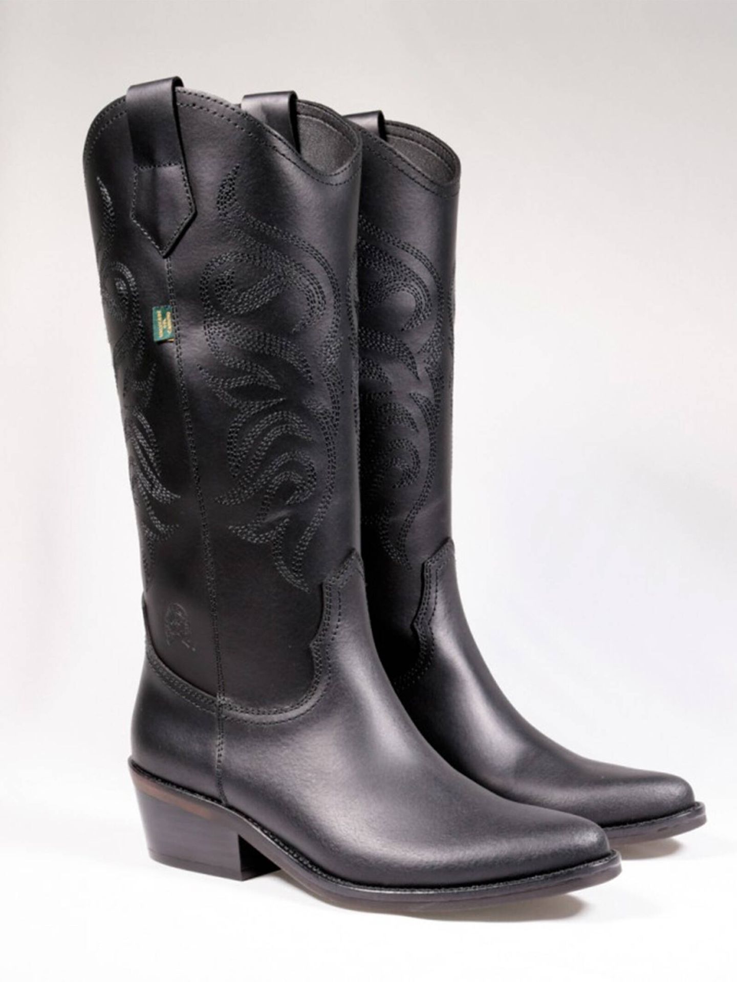Botas camperas negras de Dakota Boots, una de las tendencias de la temporada. (Cortesía)