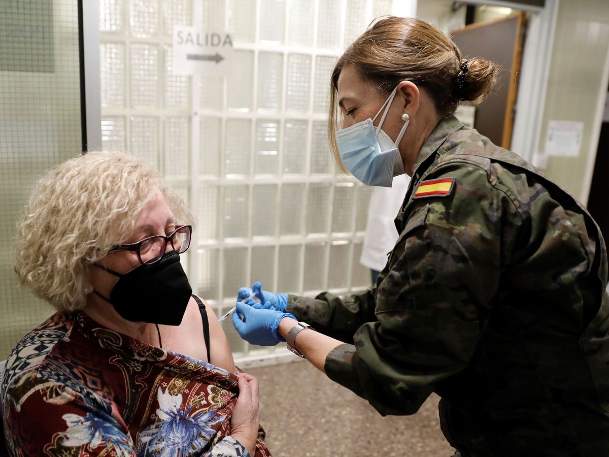Foto: Militares de inmunización comienzan a vacunar en hospitales valencianos. (EFE/Juan Carlos Cárdenas)