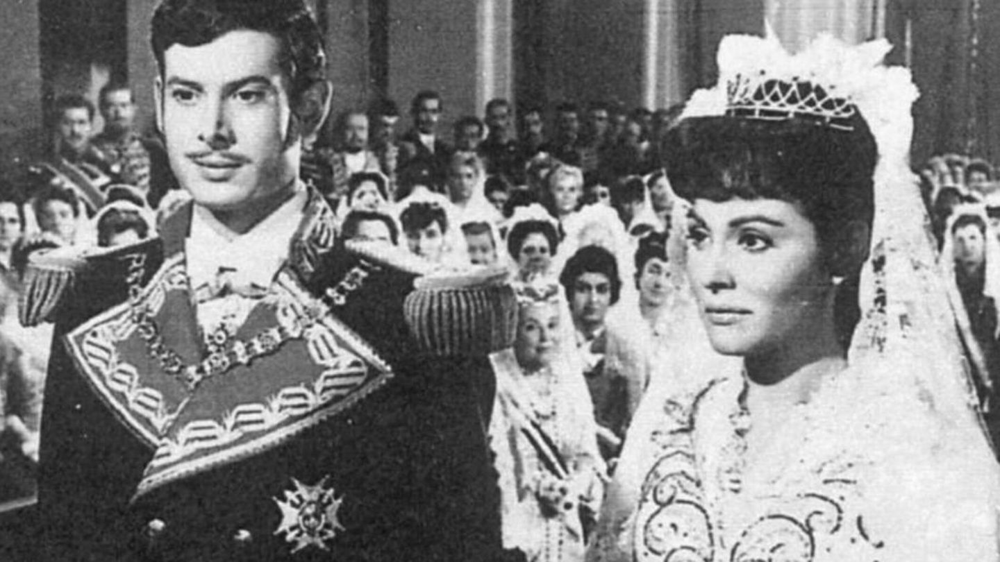 Vicente Parra y Paquita Rico como Alfonso XII y María de las Mercedes en la película '¿Dónde vas Alfonso XII?', de 1952. (Pecsa Films)