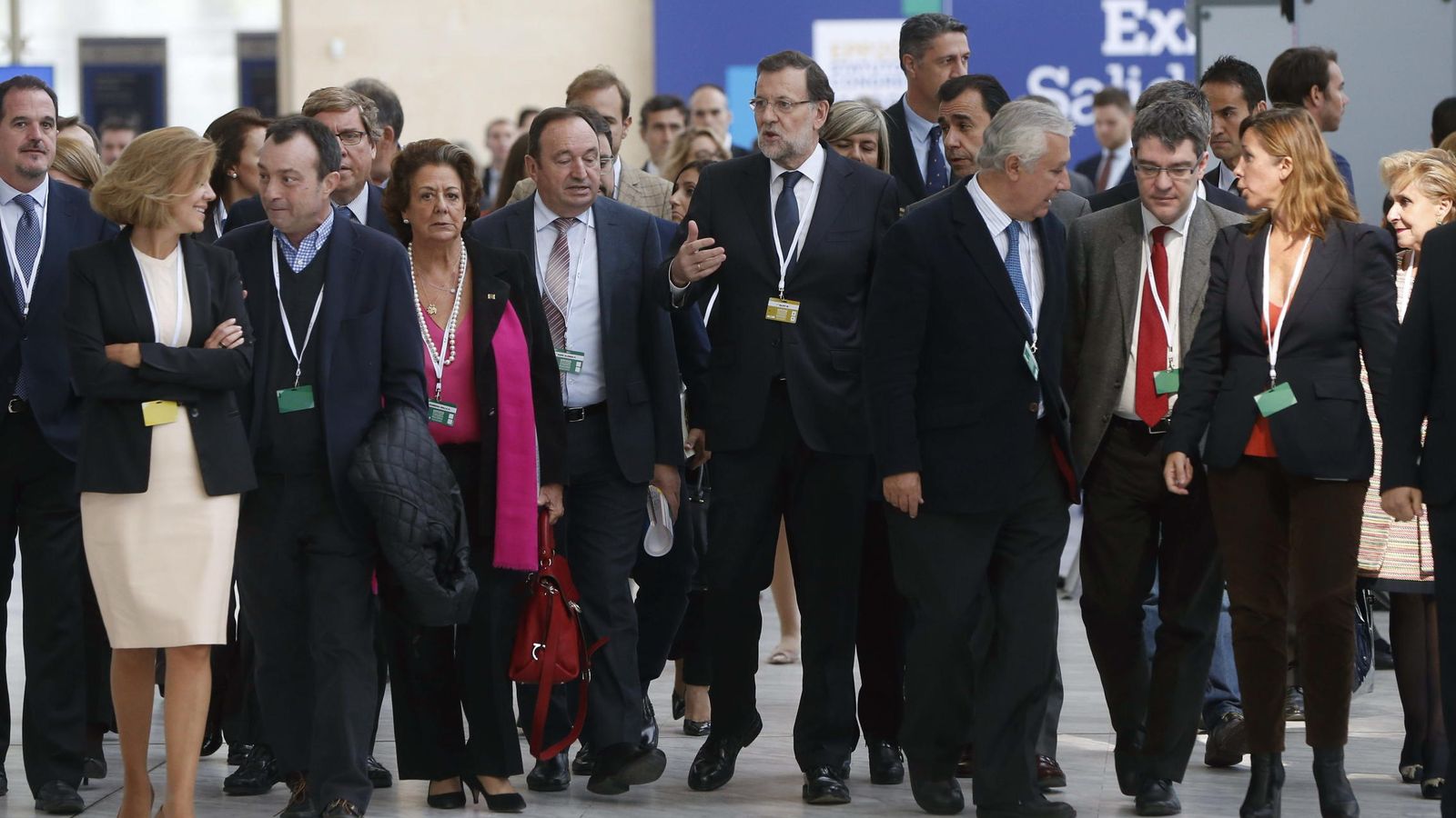 Foto: El presidente del Gobierno, Mariano Rajoy, acompañado de dirigentes del PP de diferentes regiones, a su llegada al Congreso del PPE. (EFE)