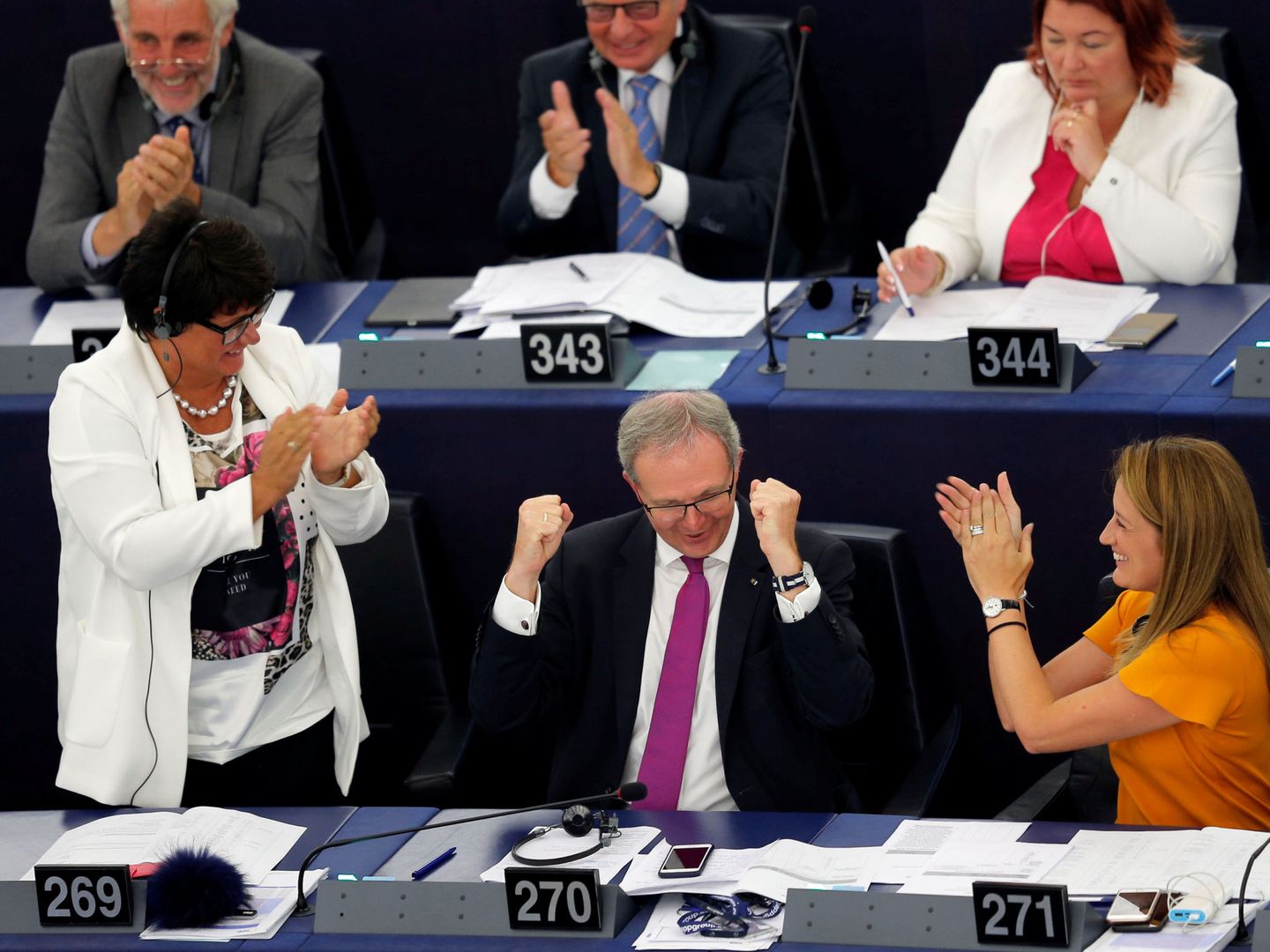 El europarlamentario Axel Voss celebra la aprobación de la ley de 'copyright' esta mañana. (Reuters)