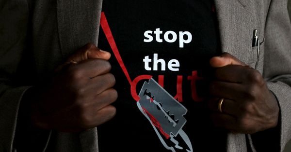 Foto: Un hombre viste una camiseta con el eslogan 'Paremos la ablación', en Kenia. (Reuters)